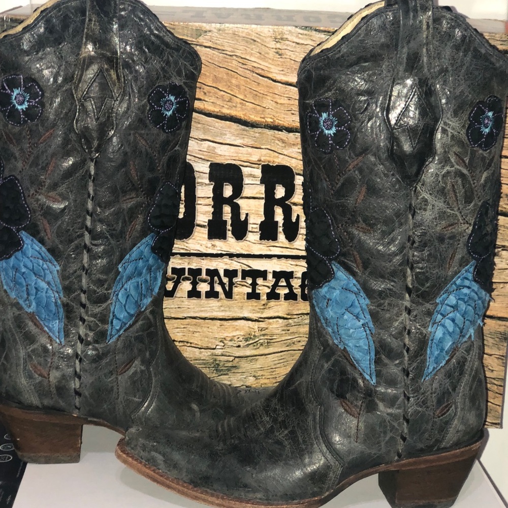 Corral Vintage Black Crater Daisy inlay blue